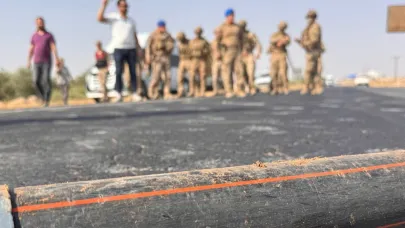 Şanlıurfa'da suları kesilen çiftçiler yol kapattı