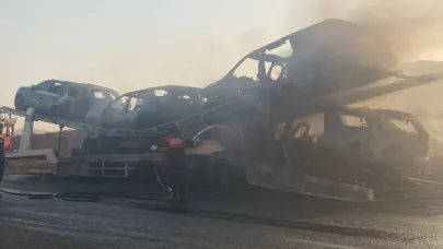 Sıfır kilometre 5 lüks araç, yüklü olduğu tırla yanarak hurdaya döndü