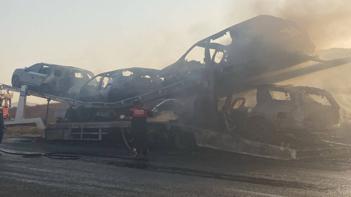 Sıfır kilometre 5 lüks araç, yüklü olduğu tırla yanarak hurdaya döndü