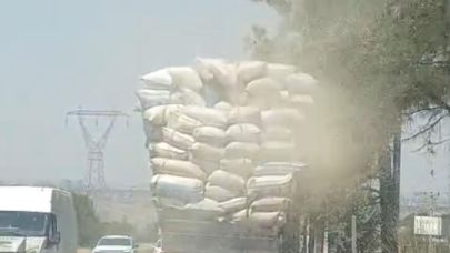 Kamyondan yola dökülen saman trafiği tehlikeye soktu