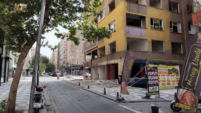 Bahçelievler'de tehlike yaratan bina boşaltıldı.