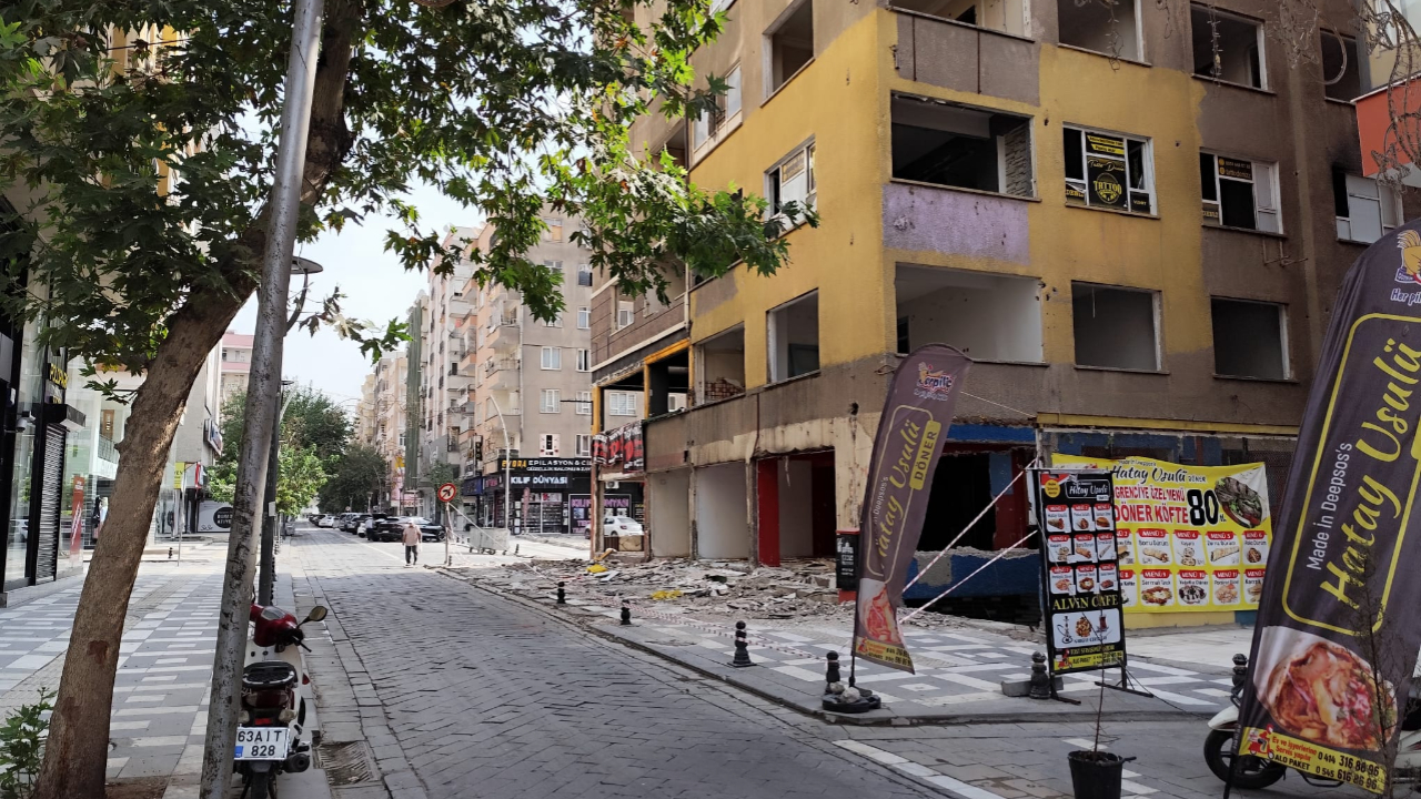 Bahçelievler'de tehlike yaratan bina boşaltıldı