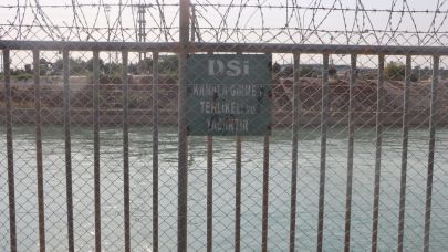 BÜYÜKŞEHİR’DEN SULAMA KANALINDA CAN GÜVENLİĞİ İÇİN TEL ÖRGÜ ÖNLEMİ