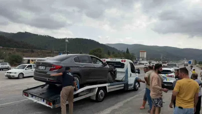 İki otomobil çarpıştı: 3 yaralı