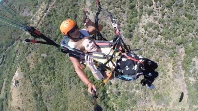 Engelleri gökyüzünde aştı: Bedensel engelli kadın yamaç paraşütü ile uçtu
