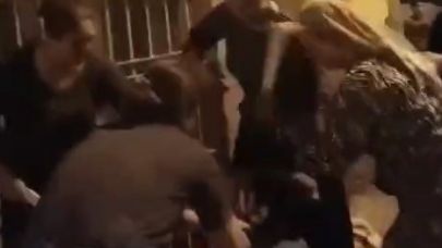 4 kadın, sokakta oturan başka bir kadını sopalarla darp etti