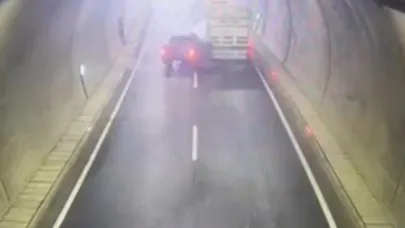 Tıra çarpan pikap hurdaya döndü: 1 yaralı