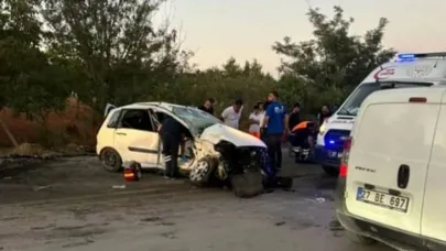 2 otomobil kafa kafaya çarpıştı: 1 ölü, 3 yaralı