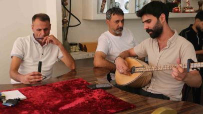 Sıcaklardan bunalan vatandaşlar klimalı ortamlarda sazlı türkülü zaman geçiriyor