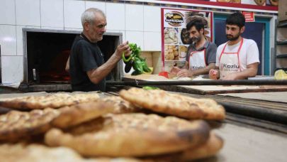 Fırıncıların sıcak havada zorlu ’ekmek’ mesaisi
