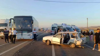 Otobüs ile otomobil çarpıştı: 5 yaralı