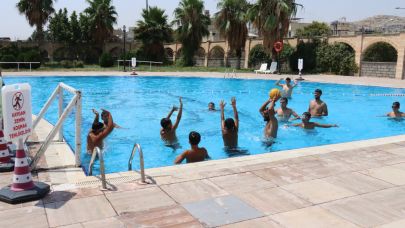 ŞANLIURFA BÜYÜKŞEHİR HAVUZLARINDA SU TOPU ETKİNLİĞİ
