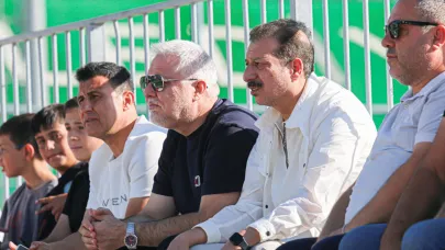 Saraçoğlu ve arkadaşları tribünde yerlerini aldı