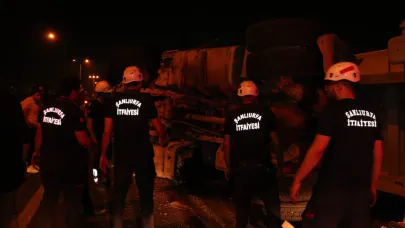 Şanlıurfa'da kaza: Tır 2 araca carpıp devrildi
