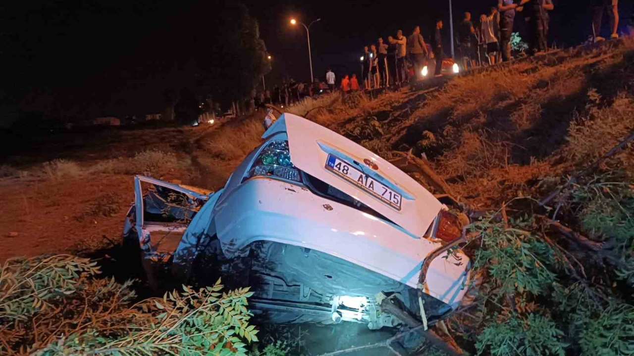 Tarlaya uçan otomobil hurdaya döndü: 1 ölü, 1 yaralı