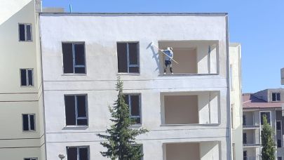 İnşaat işçisi canını hiçe sayarak çalıştı