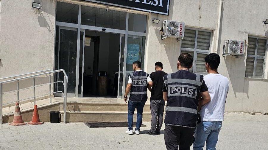 Otomobilin ses sistemlerini çalan şahıslar yakalandı