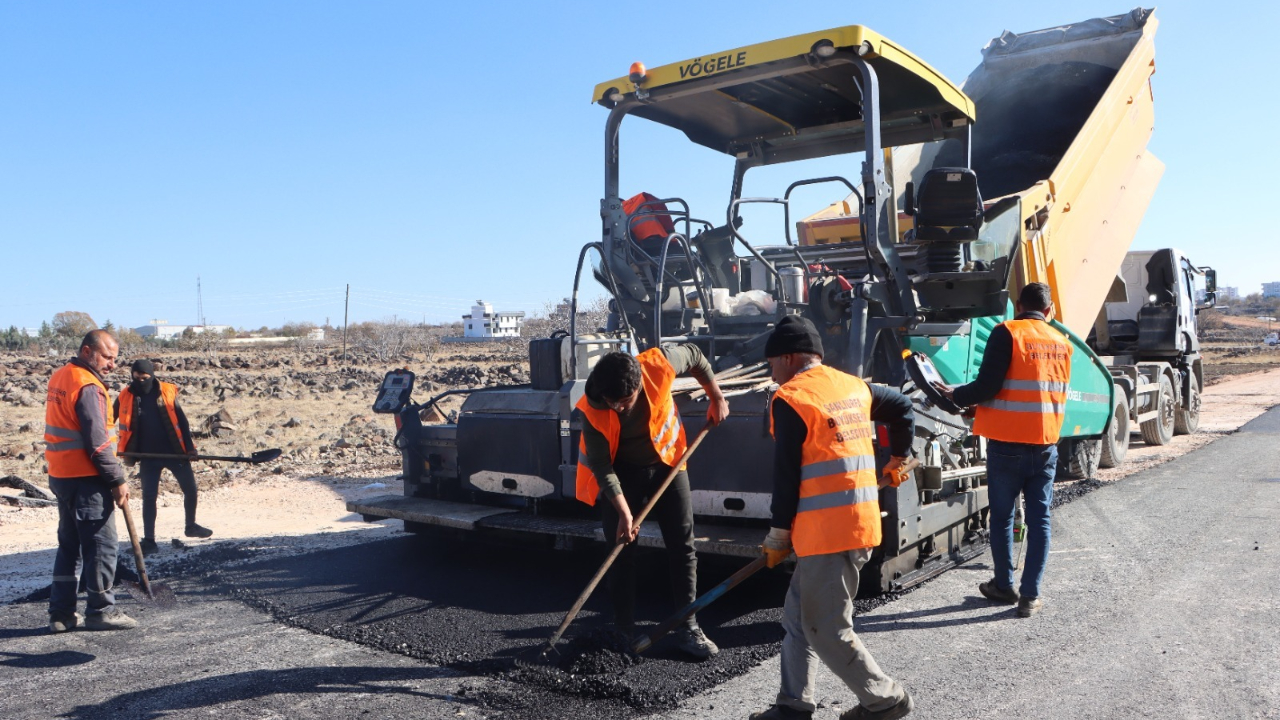Siverek'te, yol ve altyapı çalışmaları sürüyor
