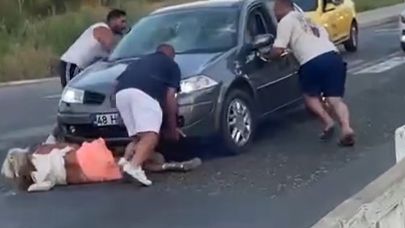 Trafikte dehşet! Çarptığı kadını ezmeye çalıştı!