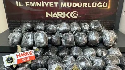 Durdurulan iki otomobilden kilolarca uyuşturucu çıktı: 4 tutuklama