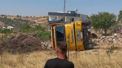 Hafriyat kamyonu devrildi: 3 yaralı