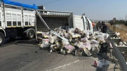 Lastiği patlayan kamyonet yan yattı: 2 yaralı