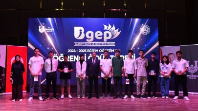 Vali, başarılı öğrencileri ödül yağmuruna tuttu