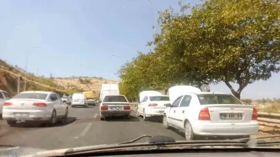 Şanlıurfalı sürücülerden sıcağa çözüm: Kaputu açıp beklediler