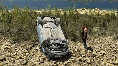 Şanlıurfa’da otomobil 5 metrelik şarampole devrildi