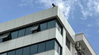 Binanın tepesinden atlamak isteyen şahıs ikna edilerek indirildi