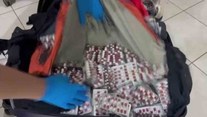 Bavulunda kıyafet değil 5 bin 642 adet uyuşturucu hap çıktı