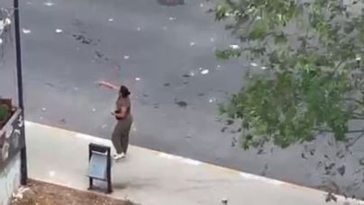 Çevredeki araçları taşlayan kadına polis müdahalle etti