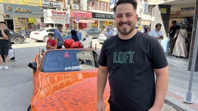 Otomobili görenler imza atmadan geçmiyor