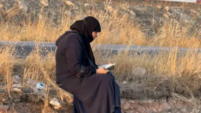 Kazadan kurtulan kadın oturup Kuran’ı Kerim okudu