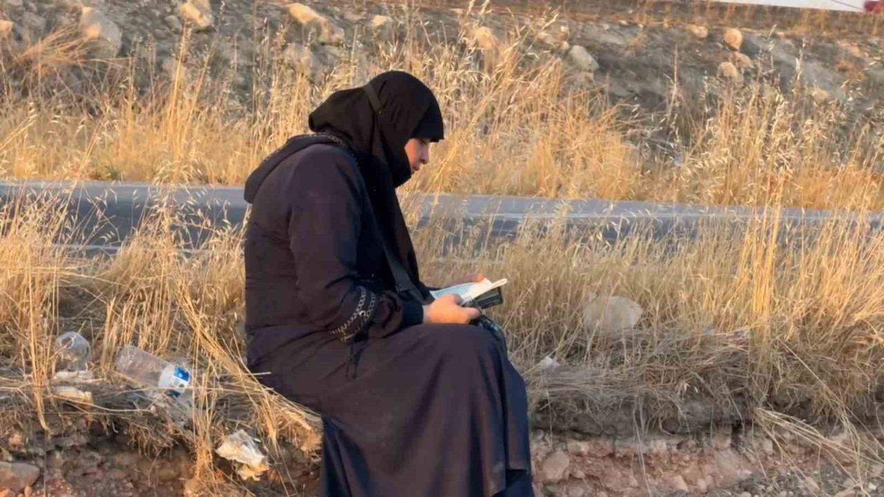 Kazadan kurtulan kadın oturup Kuran’ı Kerim okudu