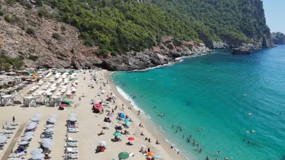 Sıcak hava sebebiyle yerli ve yabancı turistler plajları doldurdu