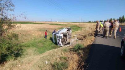 Minibüs yol kenarına devrildi: 1 yaralı