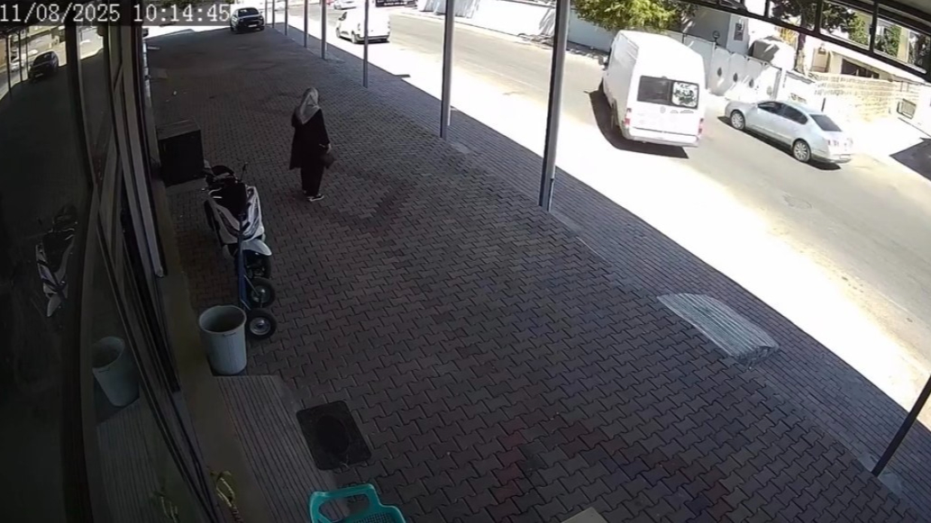 Siverek'te kaza: Ani manevrayla otomobile çarptı (Video)