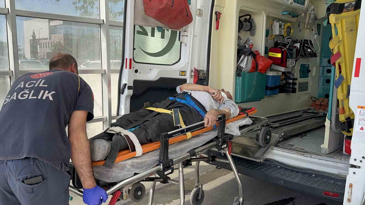 Minibüs yayaya çarptı: 1 yaralı