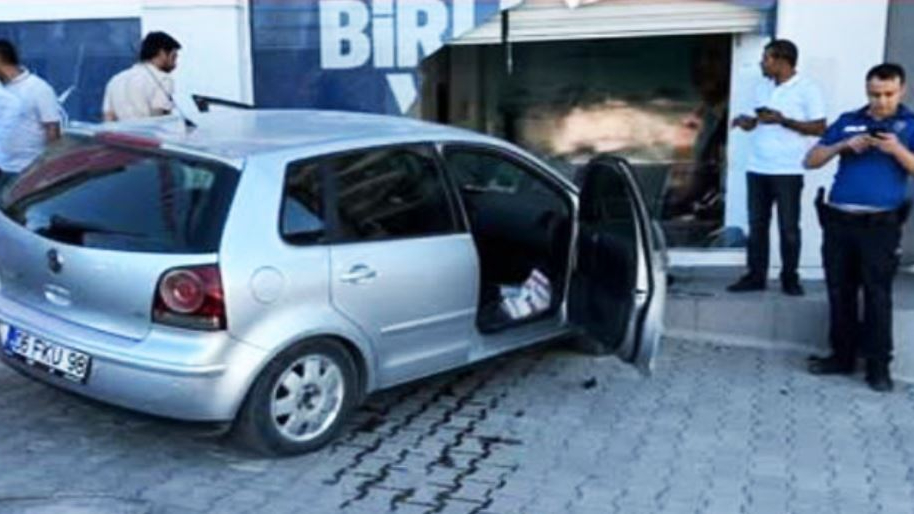 Sürücü direksiyon hakimiyetini kaybetti: AK Parti binasına daldı !