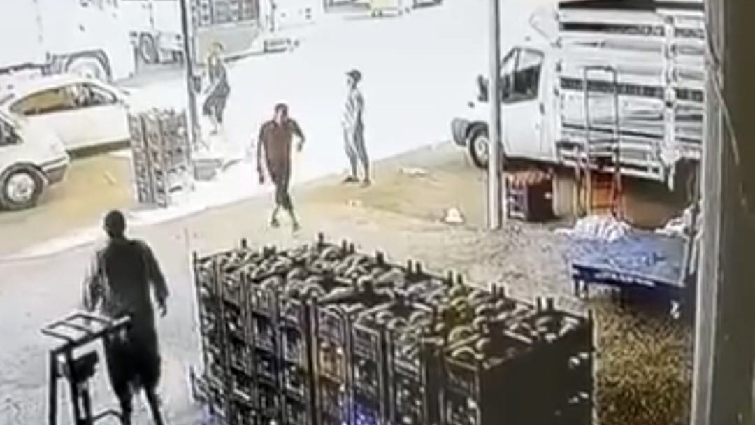 Siverek'te rüzgarın uçurduğu şemsiye esnafı yaraladı