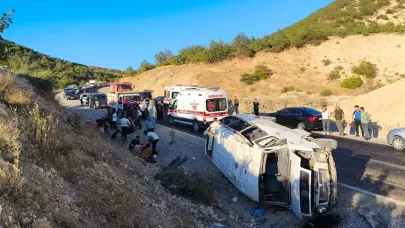Tarım işçilerini taşıyan minibüs devrildi: 19 yaralı
