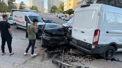 Otomobil ile minibüs çarpıştı: 1 yaralı