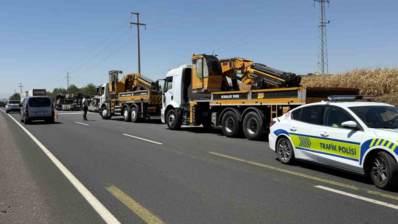 Gübre yüklü tır yol kenarına devrildi