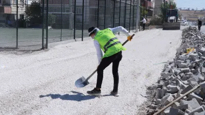Haliliye'de parke taşı çalışmalarıyla yollar yenileniyor