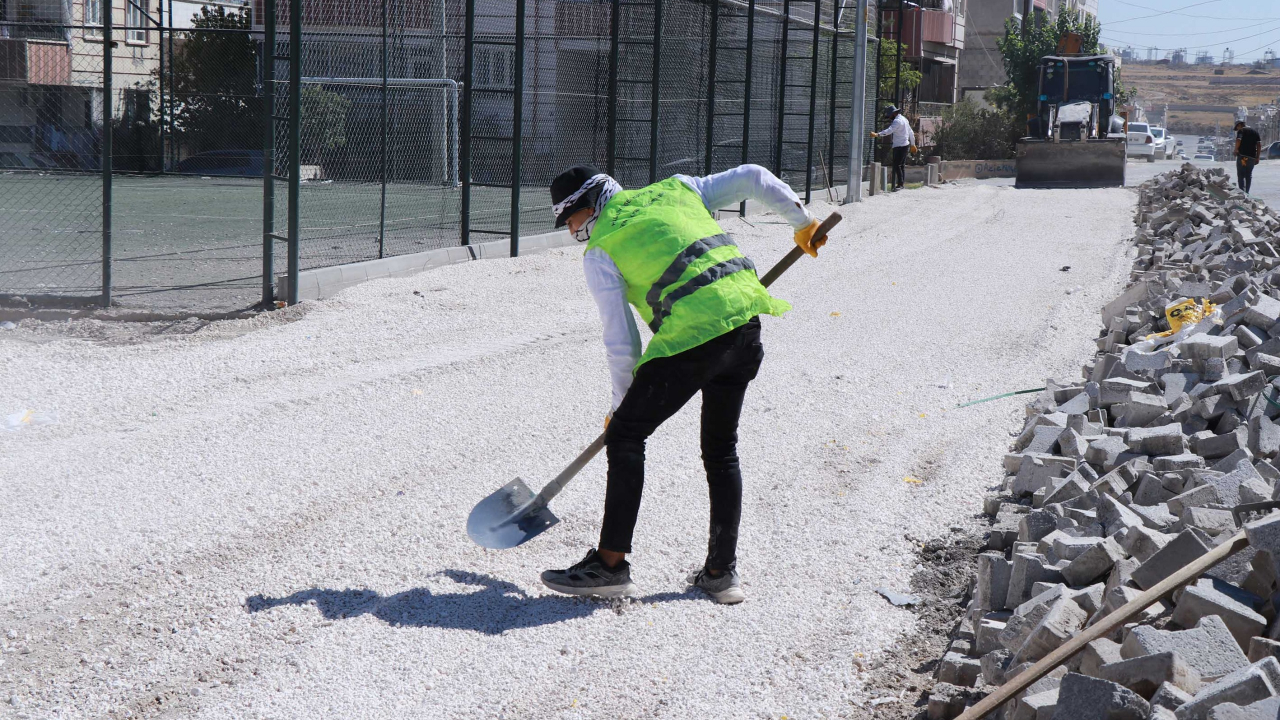 Haliliye'de parke taşı çalışmalarıyla yollar yenileniyor