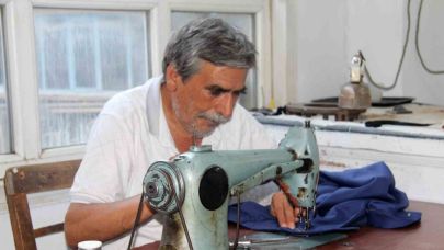 Ustasından aldığı antika dikiş makinesiyle 60 yıldır terzilik yapıyor