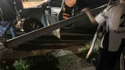 Trafik kazası, otomobil aydınlatma direğine çarptı
