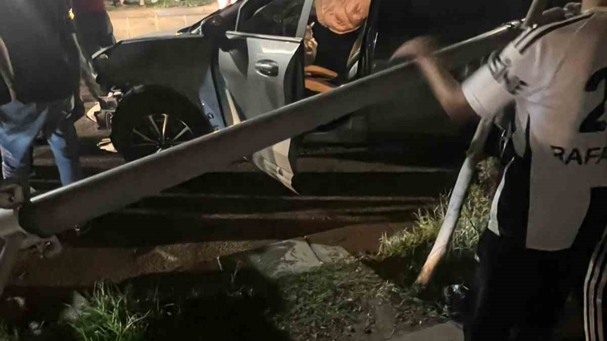 Trafik kazası, otomobil aydınlatma direğine çarptı