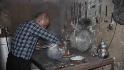 Ocakbaşında büyüyen kalay ustası mesleğini yaşatmaya çalışıyor